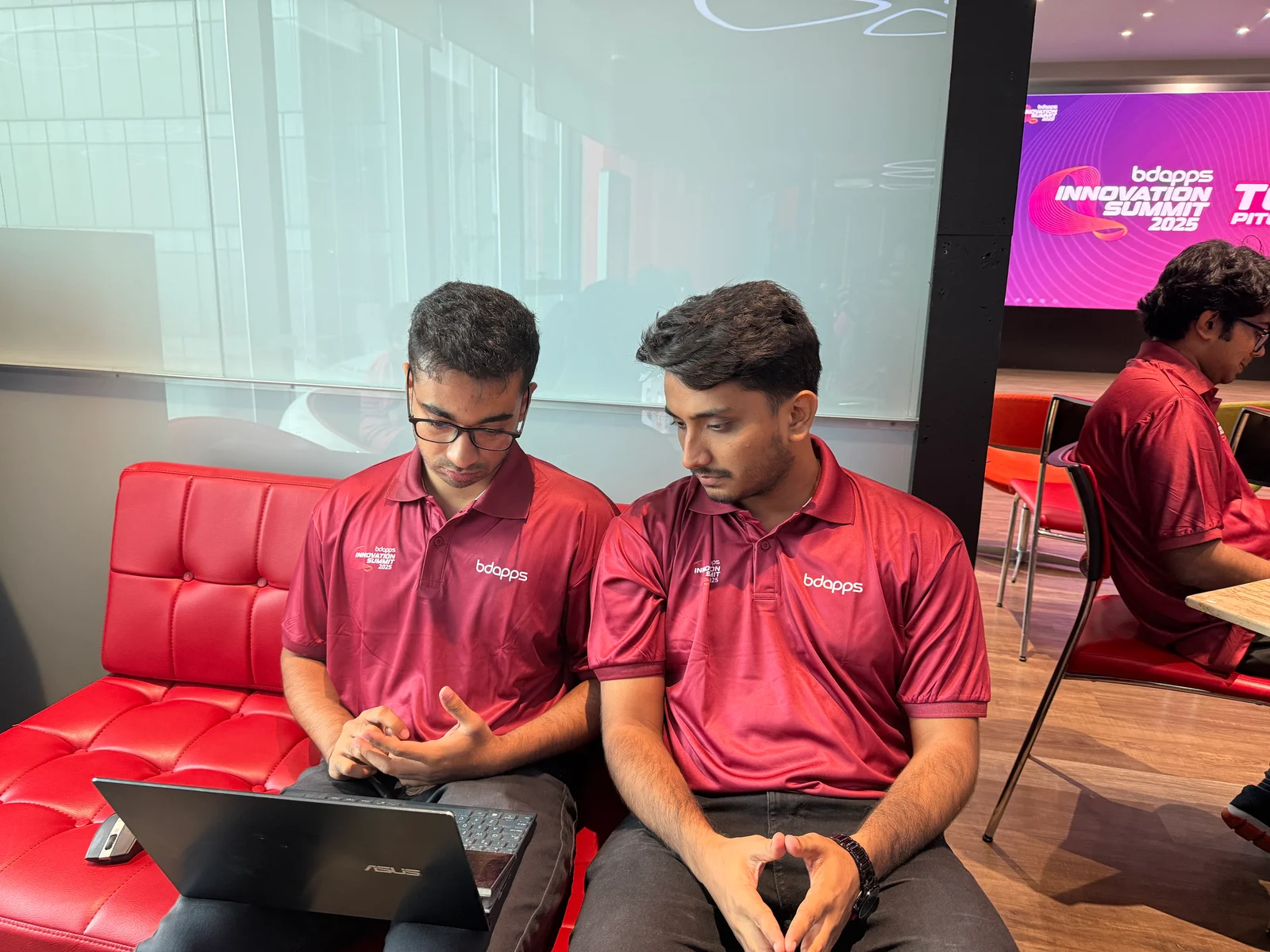 Kamil Hassan discussing with teammates at a Bdapps event